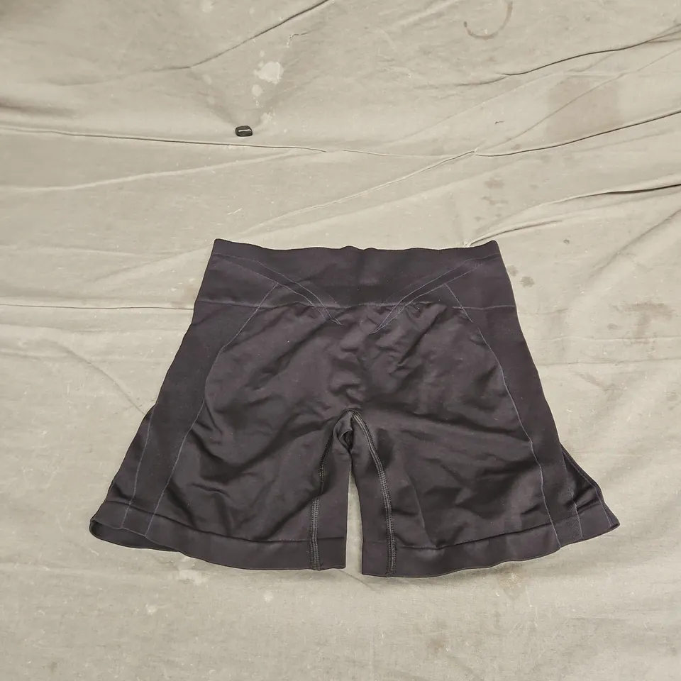GYMSHARK APEX CONTRAST SHORTS IN BLACK SIZE L