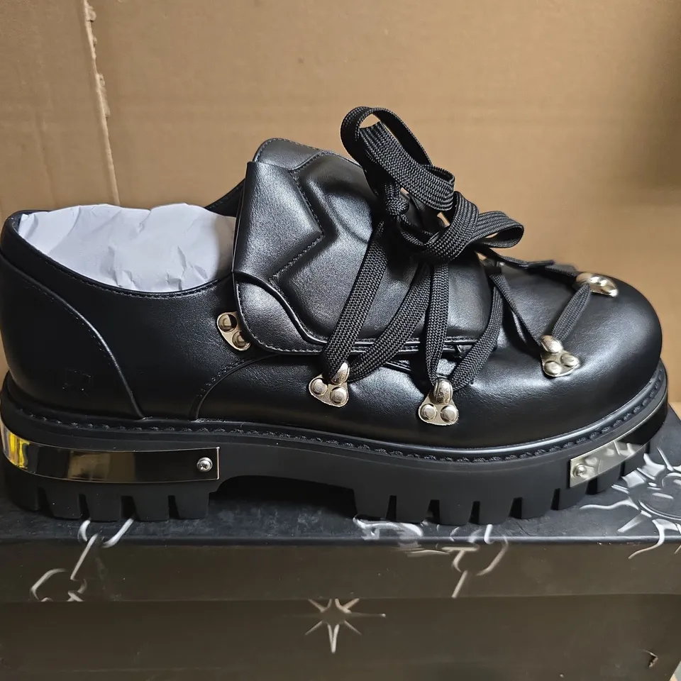 BOXED PAIR OF KOI HIDDEN IN SOLITUDE BLACK BOOTS – UK SIZE 9