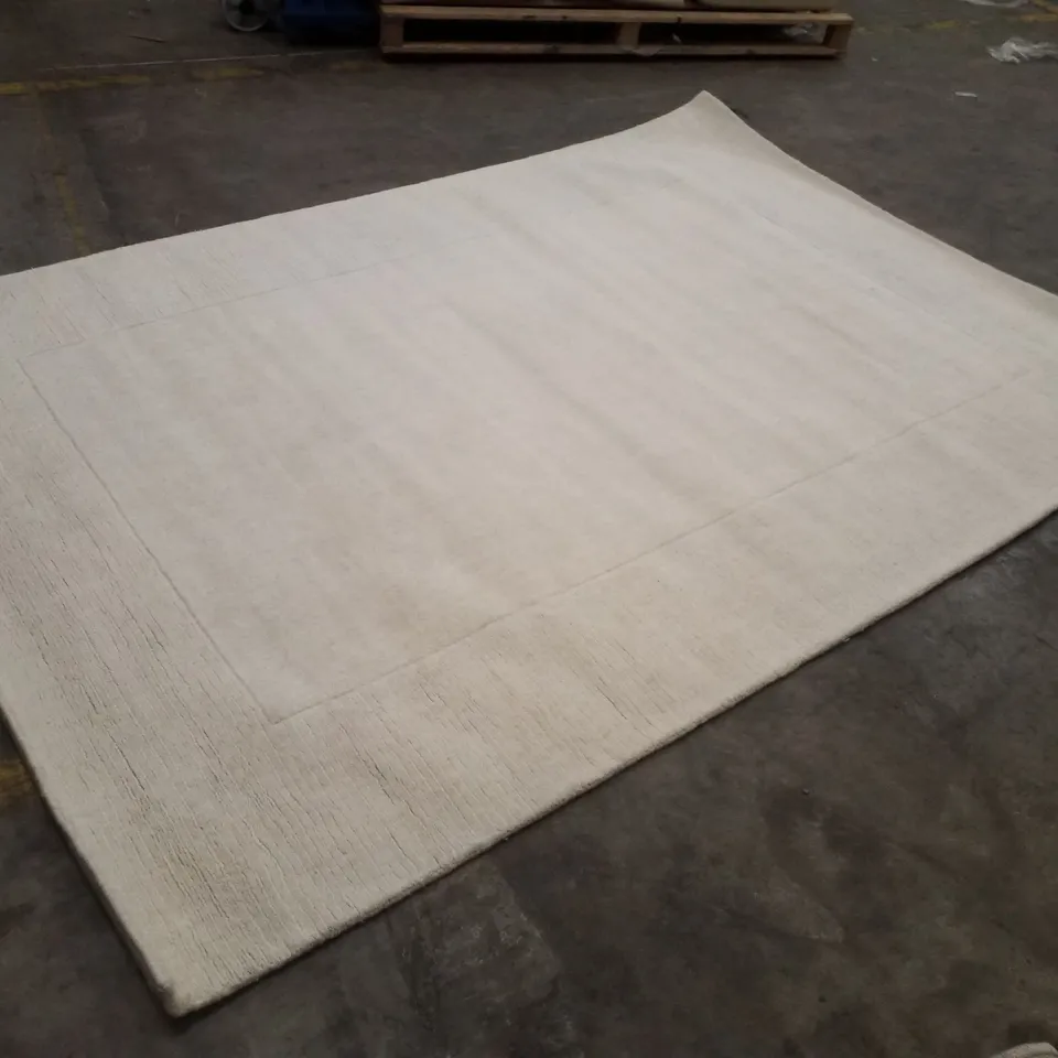 QUALITY DESIGNER AREA RUG - APPROXIMATELY 195×285CM