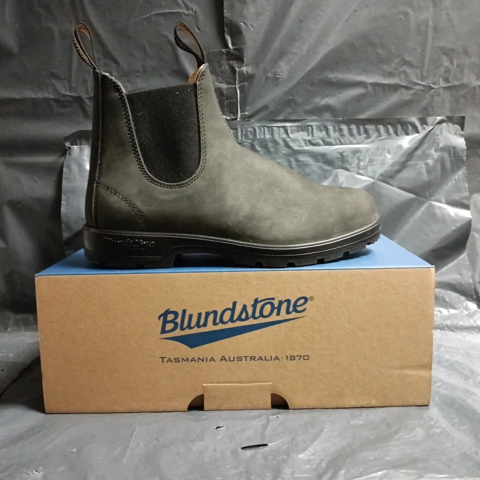 BOXED PAIR OF BLUNDSTONE ELASTIC SIDED ANKLE BOOTS IN DARK GREEN SIZE UK 7.5