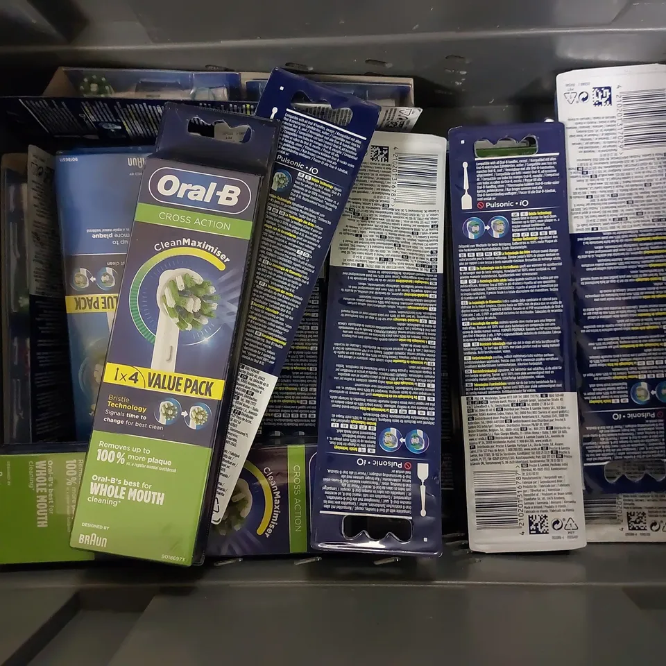BOX OF APPROX 20 ITEMS TO INCLUDE ORAL B PRO 570 CROSS ACTION ELECTRIC TOOTHBRUSH AND ASSORTED REPLACEMENT HEADS