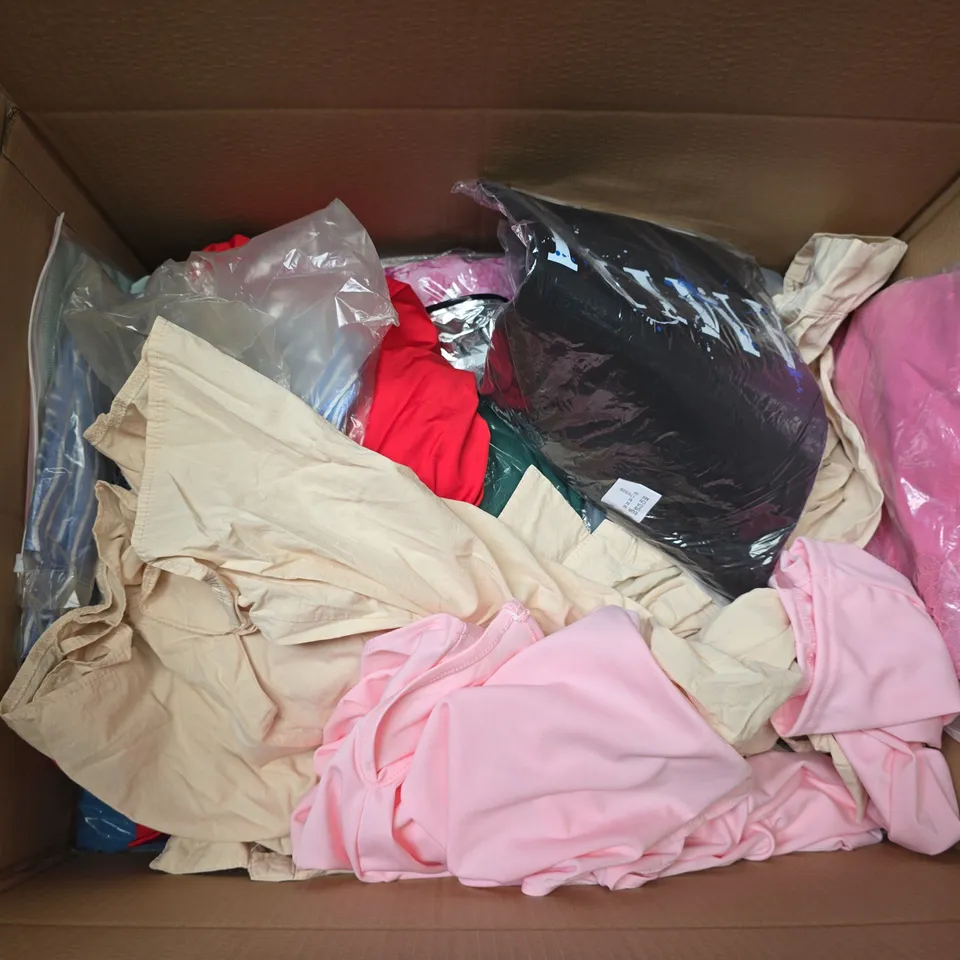 APPROXIMATELY 30 ASSORTED CLOTHING ITEMS IN VARIOUS SIZES, STYLES & COLOURS - COLLECTION ONLY 