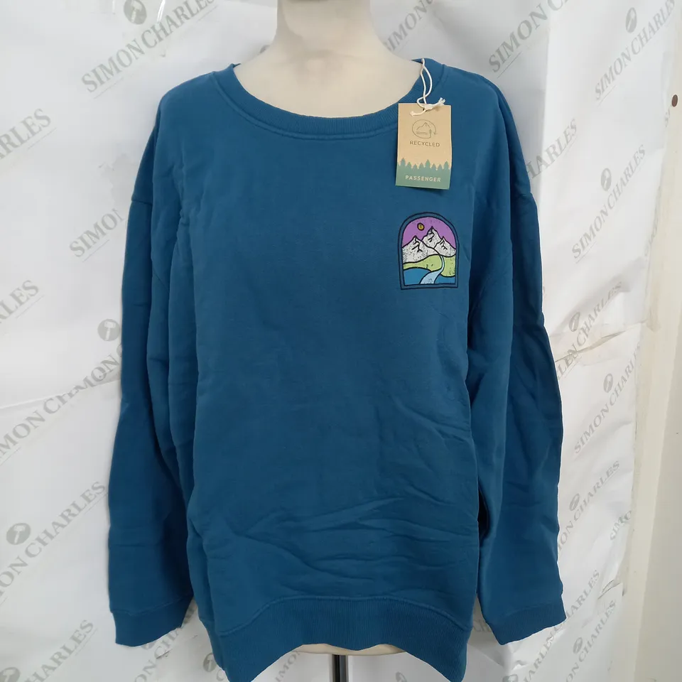 PASSENGER FRIDAY COLLECTIVE RECYCLED COTTON OVERSIZED PRINTED SWEAT SHIRT IN BLUE CORAL SIZE L