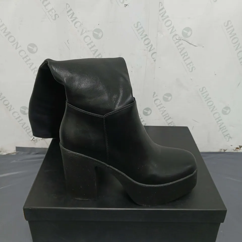 BOXED PAIR OF WOMENS LAMODA WIDE FIT LEATHER ZIPPED BOOTS SIZE 4