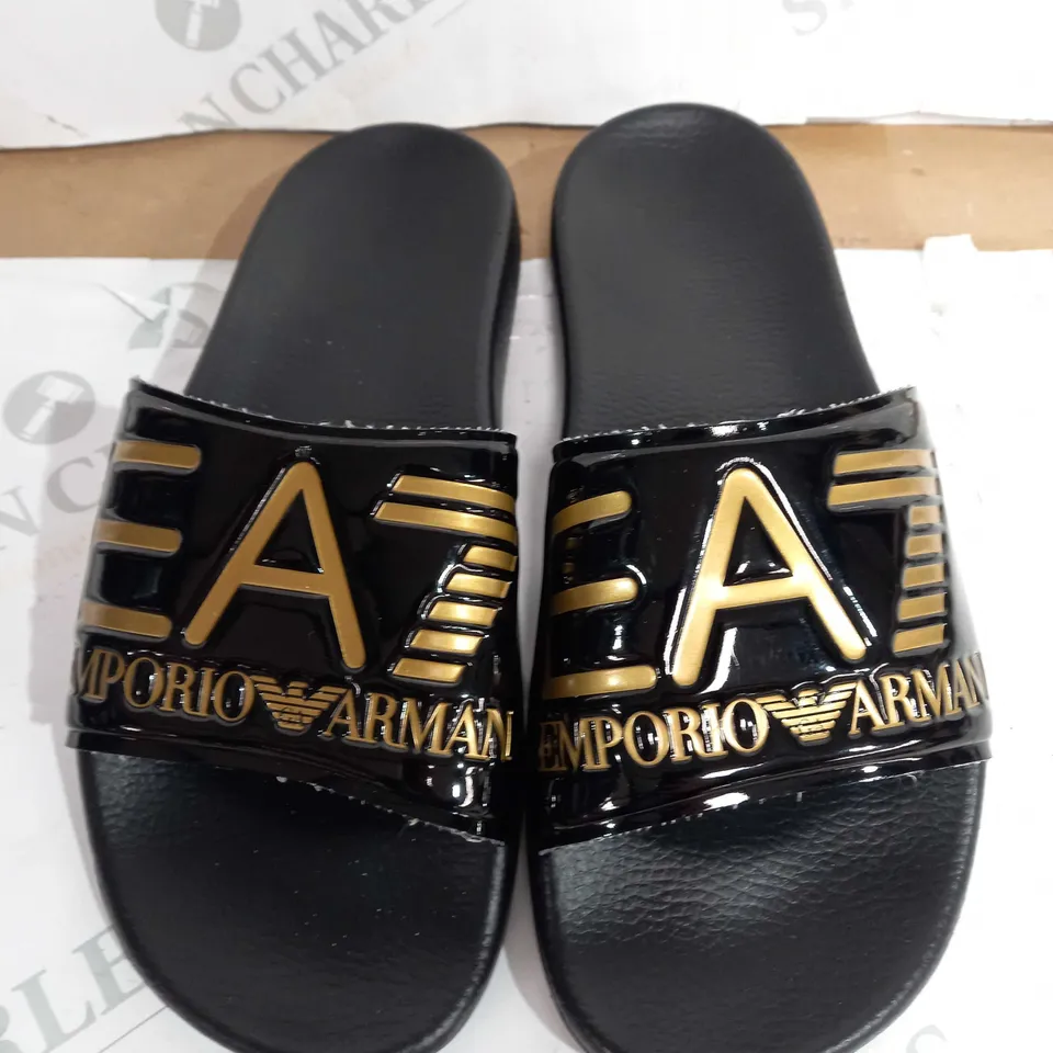 EA7 EMPORIO ARMANI LOGO SLIDERS, BLACK PATENT / GOLD - SIZE 5