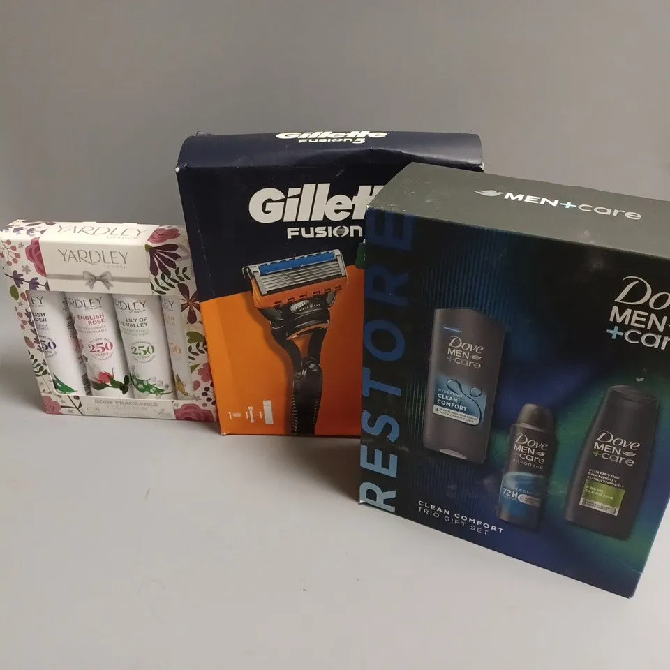 APPROXIMATELY 10 FRAGRANCE AND COSMETIC BOXSETS TO INCLUDE DOVE MEN + CARE RESTORE SET, GILLETE FUSION 5, YARDLEY BODY FRAGRANCE SET, ETC