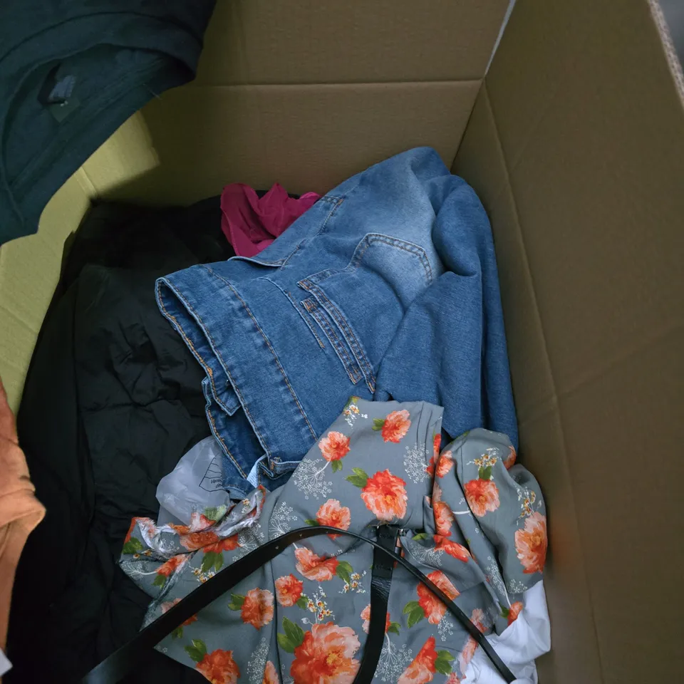 BOX OF APPROXIMATELY 25 ASSORTED CLOTHING ITEMS 