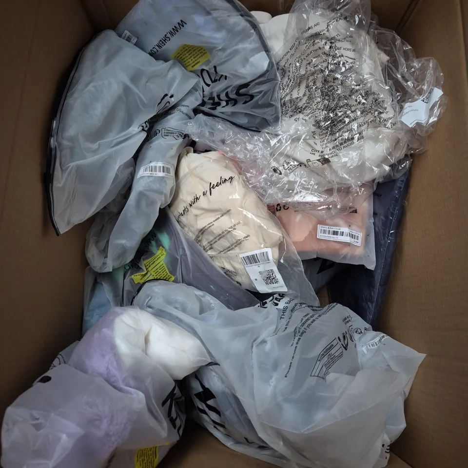 BOX OF APPROXIMATELY 30 ASSORTED KIDS CLOTHING ITEMS TO INCUDE - COAT, JUMPER, HAT, ETC