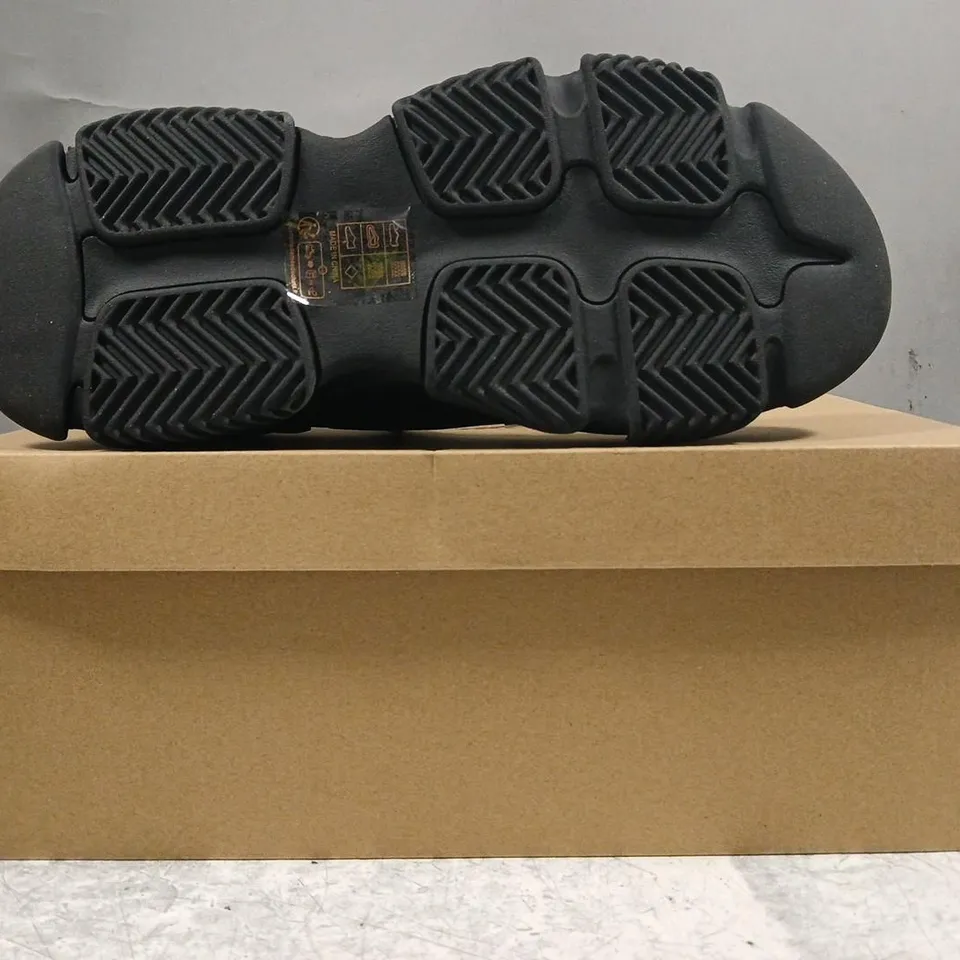 BOXED PAIR OF STEVE MADDEN FABRIC SHOES IN BLACK SIZE UK 8