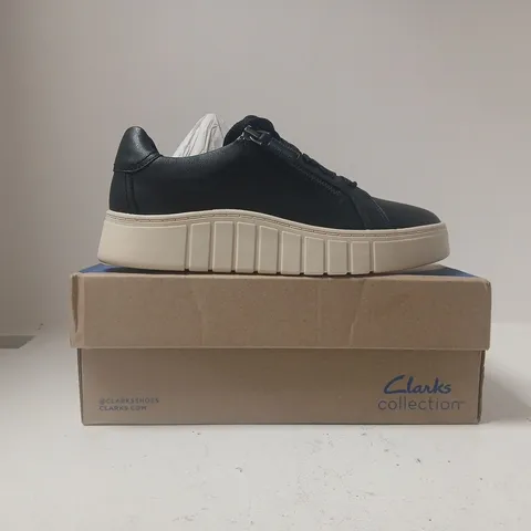 BOXED PAIR OF CLARKS MYKAH JOY SHOES IN BLACK/CREAM SIZE 6.5