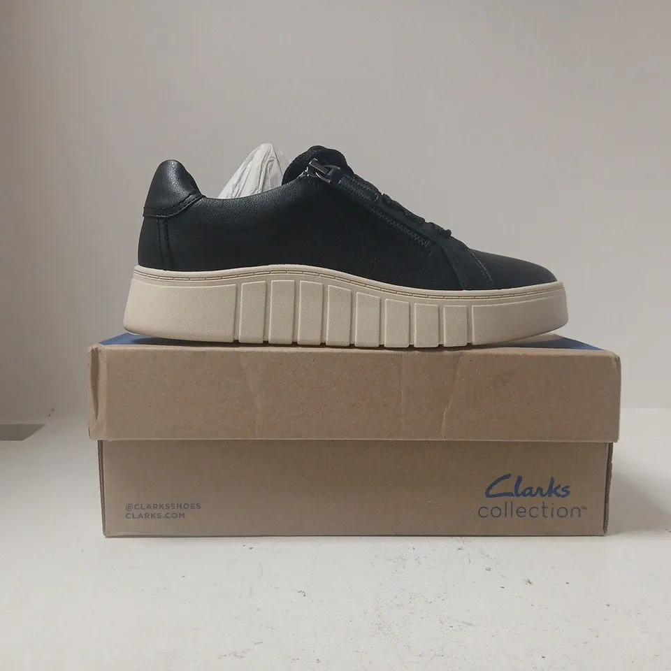 BOXED PAIR OF CLARKS MYKAH JOY SHOES IN BLACK/CREAM SIZE 6.5