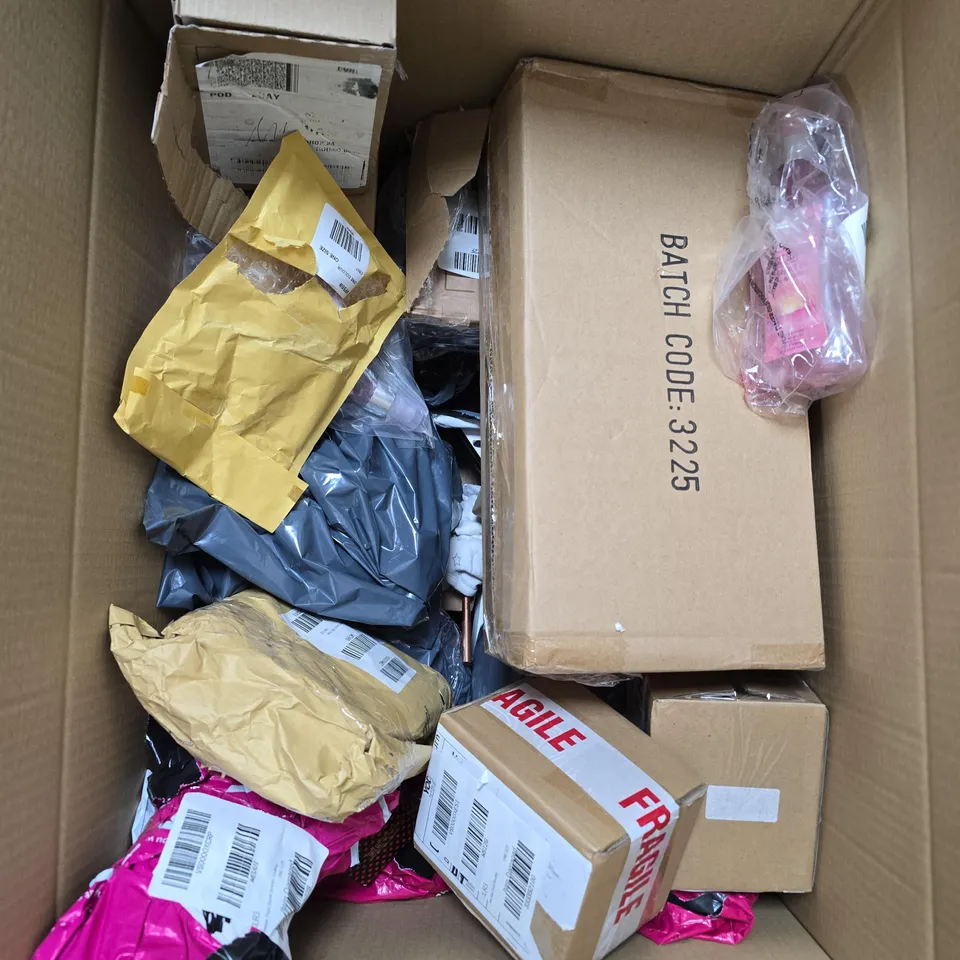 APPROXIMATELY 15 ASSORTED DAMAGED/FAULTY HOUSEHOLD PRODUCTS TO INCLUDE SKIN CREAM, TEA TOWELS, HOME DECOR ETC