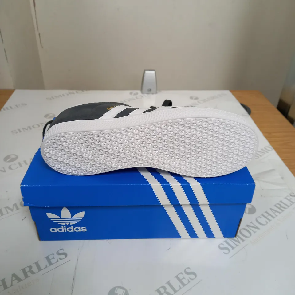 BOXED ADIDAS ORIGINAL GAZELLE TRAINERS SIZE 4    