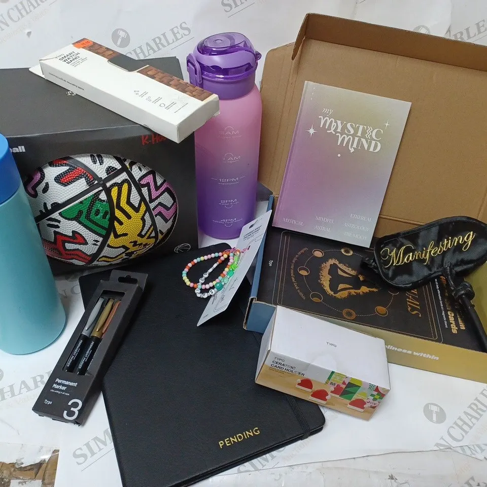 APPROXIMATELY 8 COTTON ON ITEMS INCLUDING KEITH HARING BASKETBALL, MANIFESTATION SET, LARGEB WATERBOTTLES