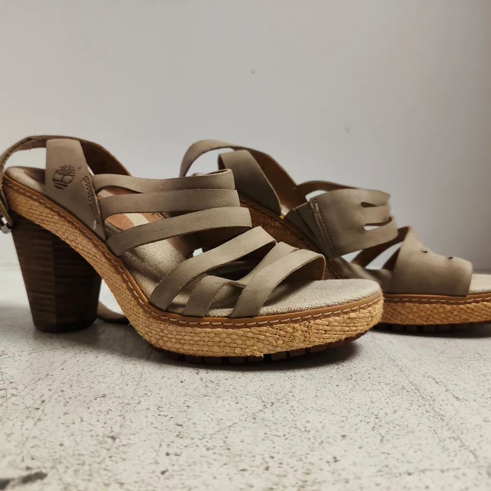 BOXED PAIR OF TIMBERLAND OPEN TOE BLOCK HEEL STRAPPY SANDALS IN BEIGE SIZE UK 6