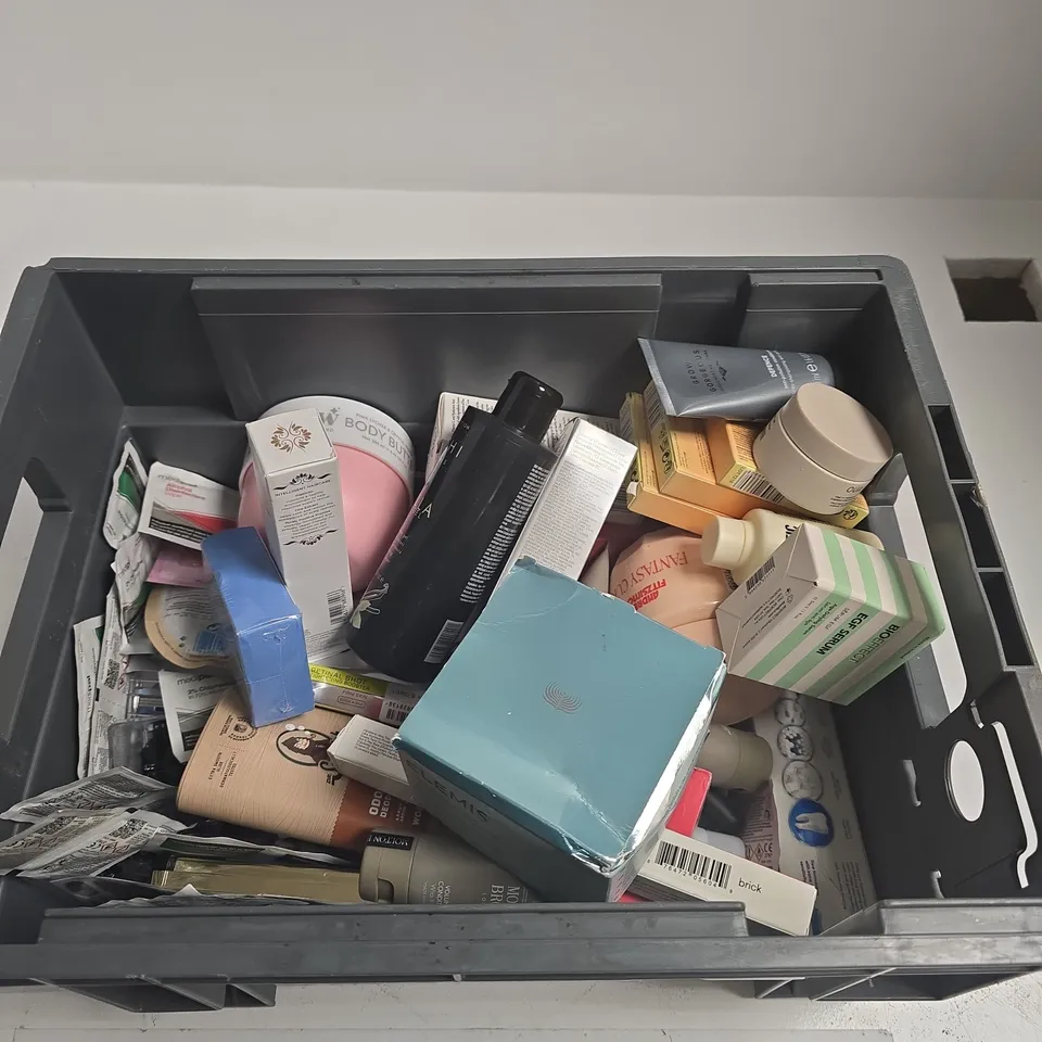 TOTE OF APPROXIMATELY 15 ASSORTED BEAUTY PRODUCTS INCLUDING OUAI TREATMENT MASQUE, ELEMIS PRO-COLLAGEN GREEN FIG CLEANSING BALM AND GROW GORGEOUS ANTI-POLLUTION CONDITIONER