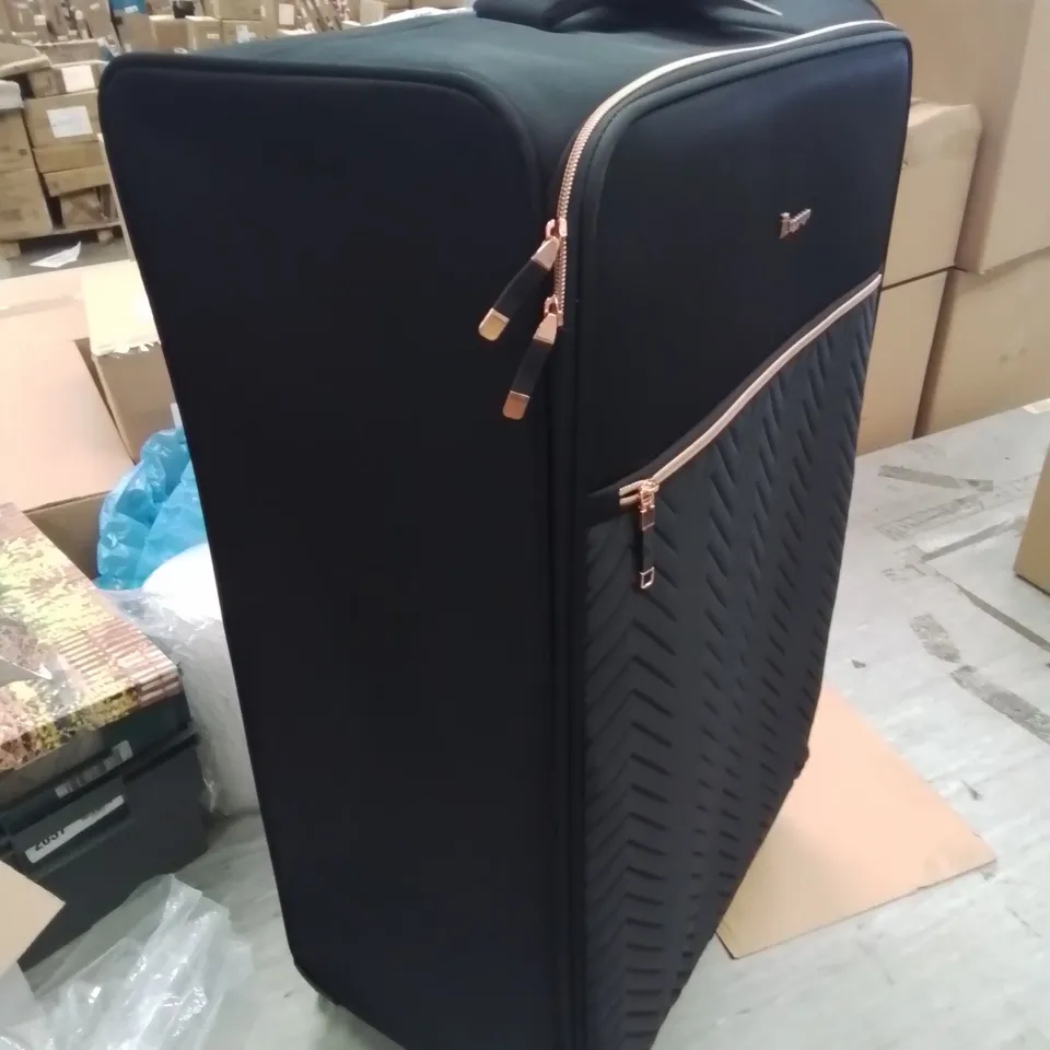BRAND NEW BOXED IT LUGGAGE BRAND TRAVEL/SUITCASE IN BLACKNAND ROSE PINK
