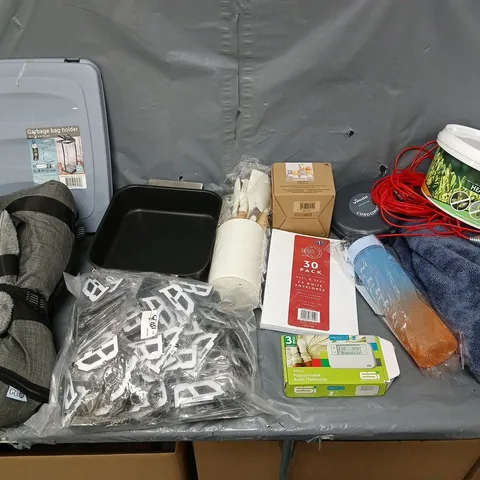 BOX OF APPROXIMATELY 15 ASSORTED ITEMS TO INCLUDE - M&S BATH SHEET, GARBAGE BAG HOLDER, AND FLEXPAN MEDIUM ETC. 