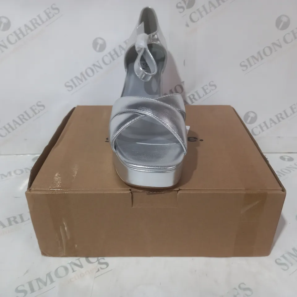 BOXED PAIR OF SIMPLY BE OPEN TOE BLOCK HEEL SANDALS IN METALLIC SILVER UK SIZE 8