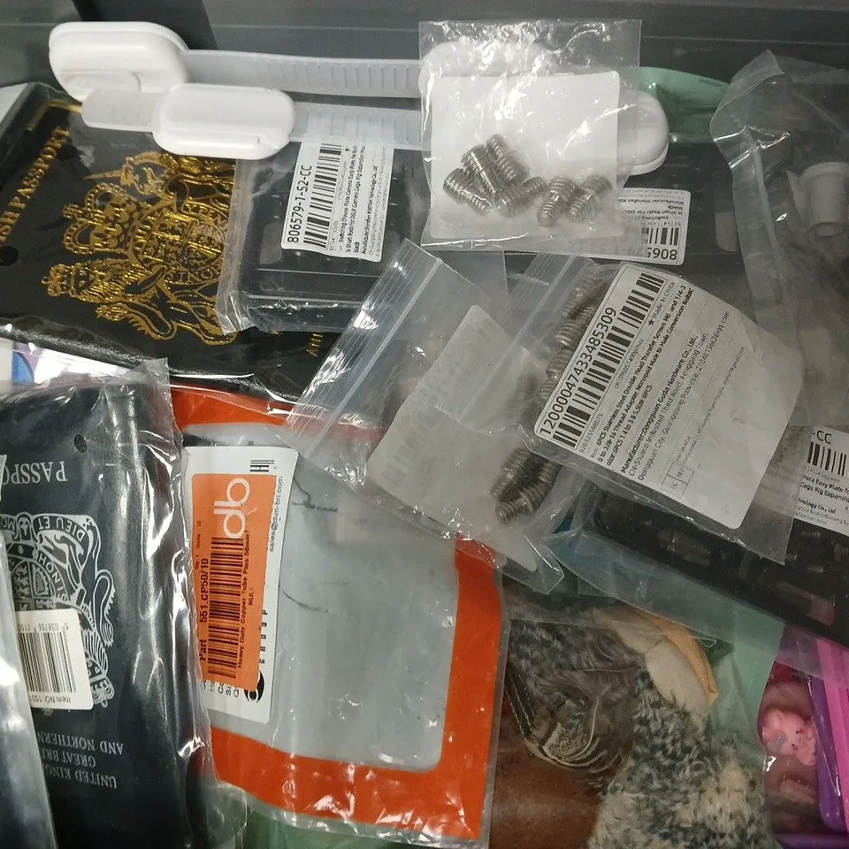 APPROXIMATELY 15 ASSORTED HOUSEHOLD ITEMS TO INCLUDE PORTABLE FAN, MONEY WALLETS, LUXURY BLING BABY PATCHER, ETC