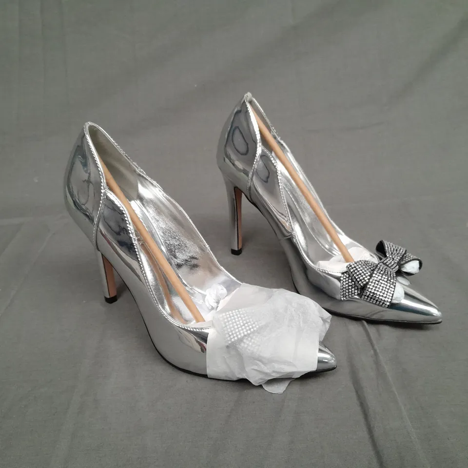 BOXED PAIR OF TED BAKER LONDON ORLILA SILVER UK 5