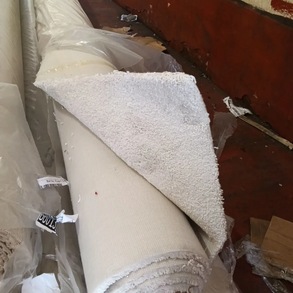 ROLL OF QUALITY MAGICAL FEELING WHITE IVORY CARPET // APPROX SIZE: 5.0 X 3.0m