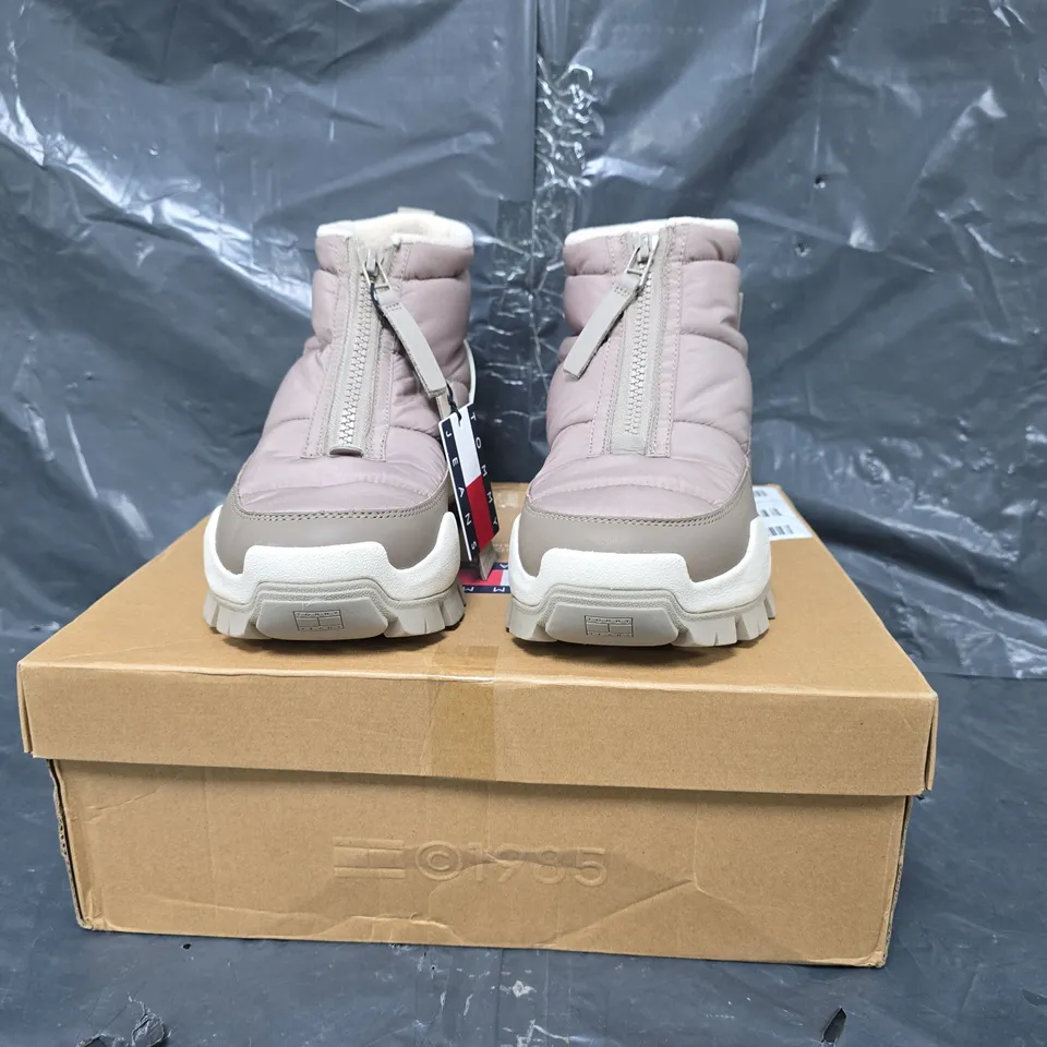 BOXED PAIR OF TOMMY JEANS BOOTS IN CREAM SIZE UK 6.5