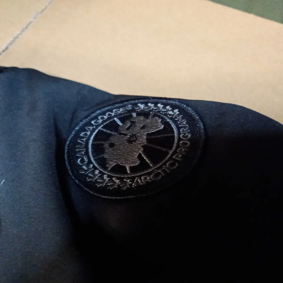 MENS PADDED CANADA GOOSE JACKET SIZE L