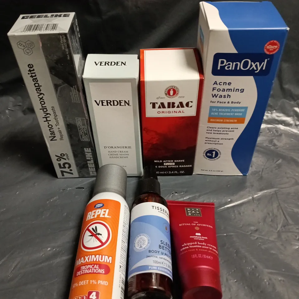 APPROXIMATELY 15 ASSORTED HEALTH & BEAUTY PRODUCTS TO INCLUDE ACNE FOAMING WASH, TABAC AFTER SHAVE, PILLOW MIST ETC