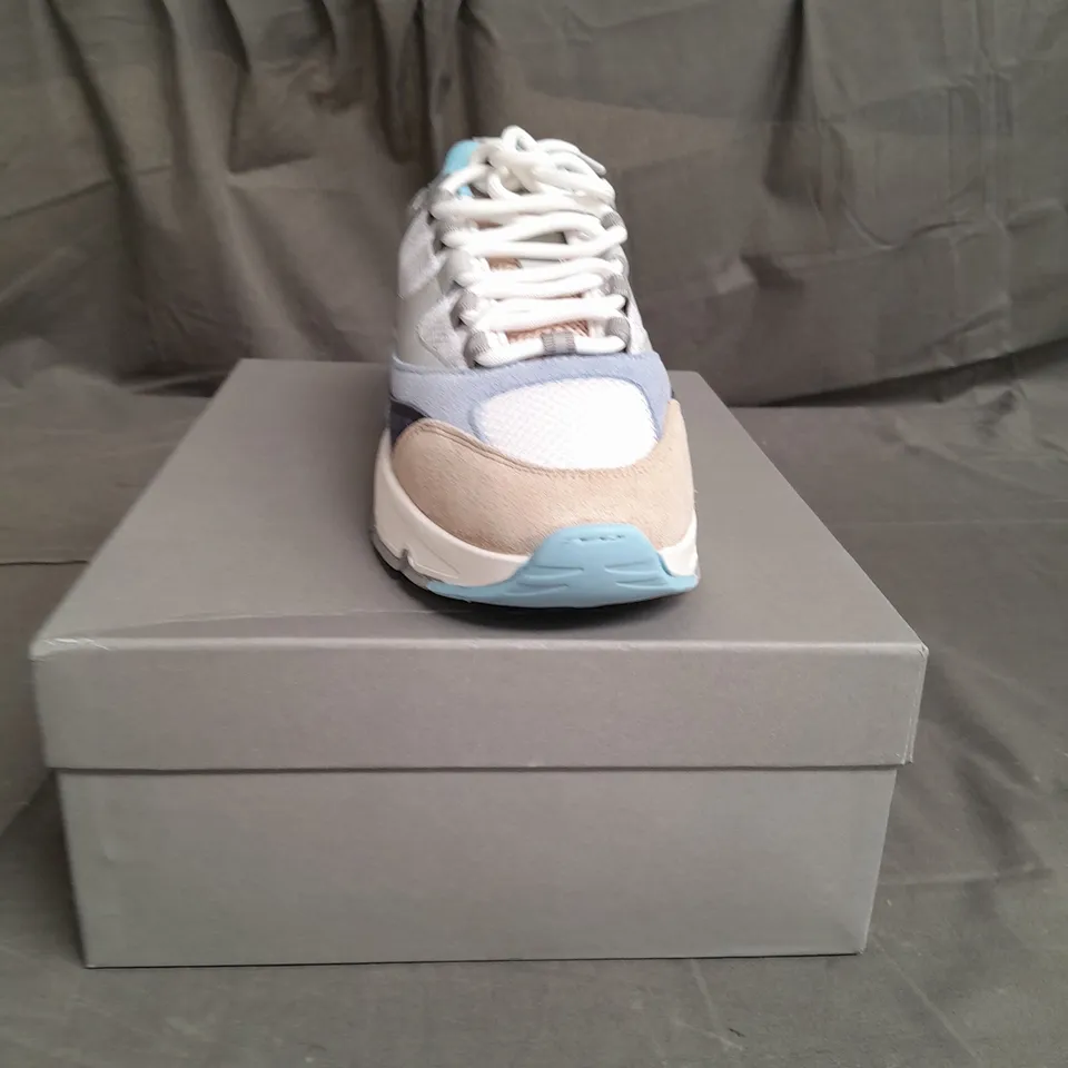 BOXED PAIR OF CLEENS AERO RUNNERS SIZE 10