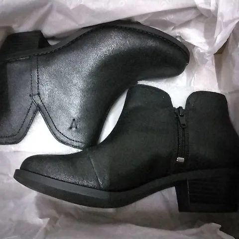 BOX OF 5 PAIRS OF FELICITY LIV METALLIC BLACK ANKLE BOOTS SIZE 3