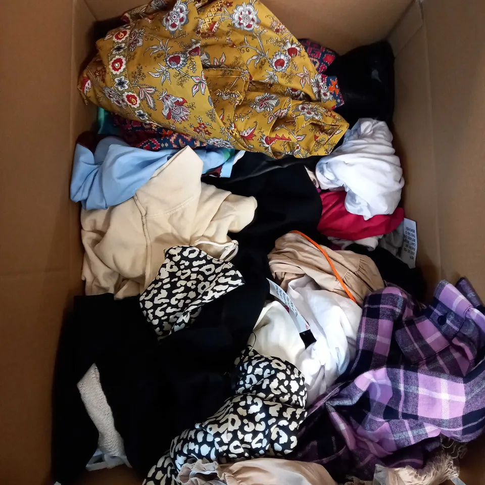 LARGE QUANTITY OF ASSORTED UNBAGGED CLOTHING TO INCLUDE M&S COLLECTION, SHEIN AND ANNA MADSEN 