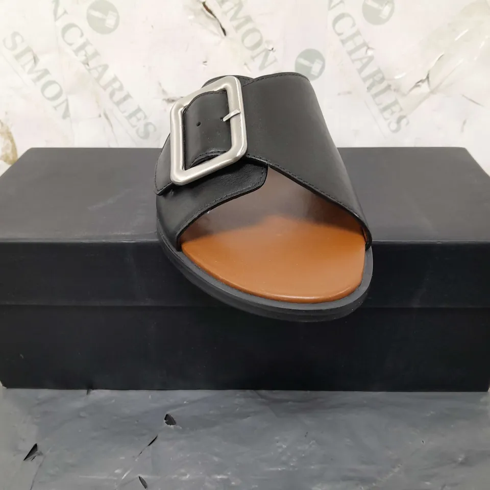 BOXED PAIR OF NATURALIZER SLIDE SANDALS IN BLACK SIZE 4.5