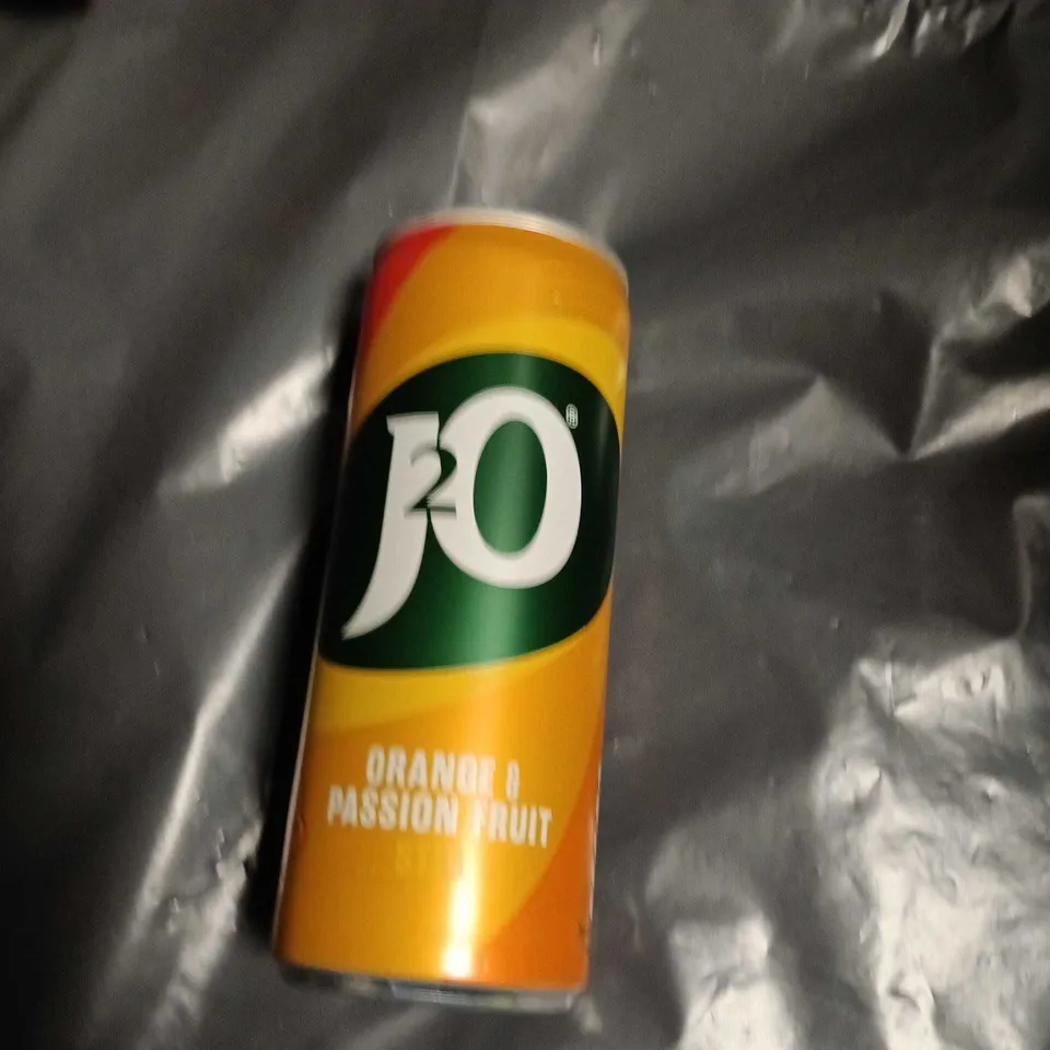 APPROXIMATELY 15 ASSORTED FOOD AND DRINK ITEMS INCLUDING SPERLARI COFFE FLAVOURED SWEETS , J2O DRINK AND DAIRY MILK 