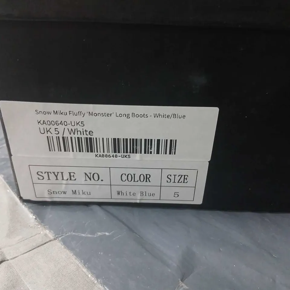KOI X HATSUNE MIKU SNOW MIKU FLUFFY MONSTER LONG BOOTS – WHITE/BLUE, UK 5