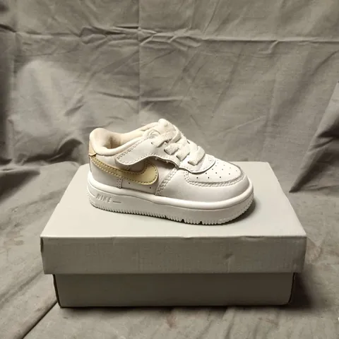 NIKE INFANTS' WHITE SNEAKERS WITH BEIGE SWOOSH – UK INFANT SIZE 4.5