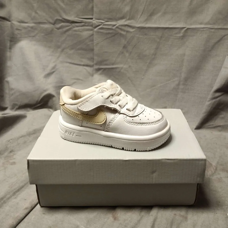 NIKE INFANTS' WHITE SNEAKERS WITH BEIGE SWOOSH – UK INFANT SIZE 4.5