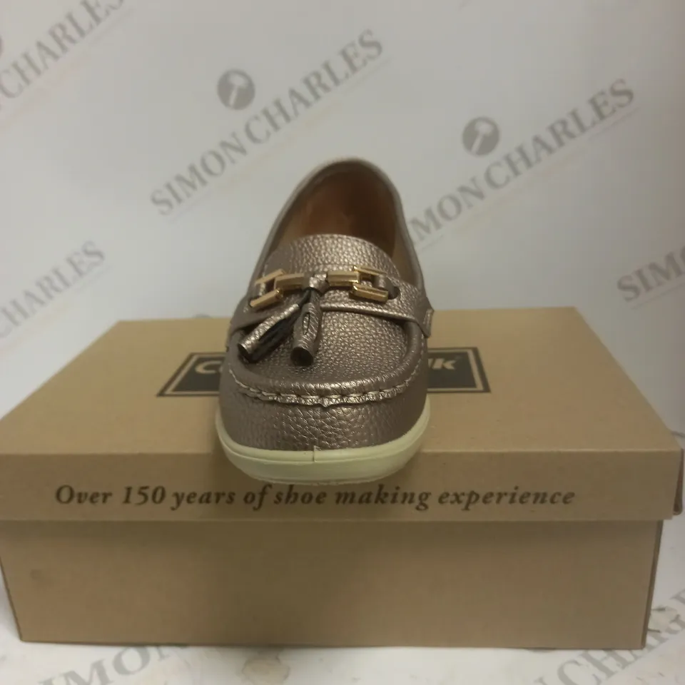 BOXED PAIR OF CUSHION WALK LOAFERS IN PEWTER - 4