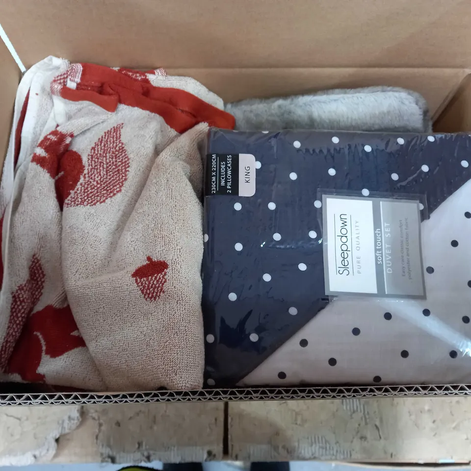 BOX OF APPROX 9 ASSORTED ITEMS TO INCLUDE - HOT WATER BOTTLE - THROW - SLEEPDOWN DUVET SET ECT