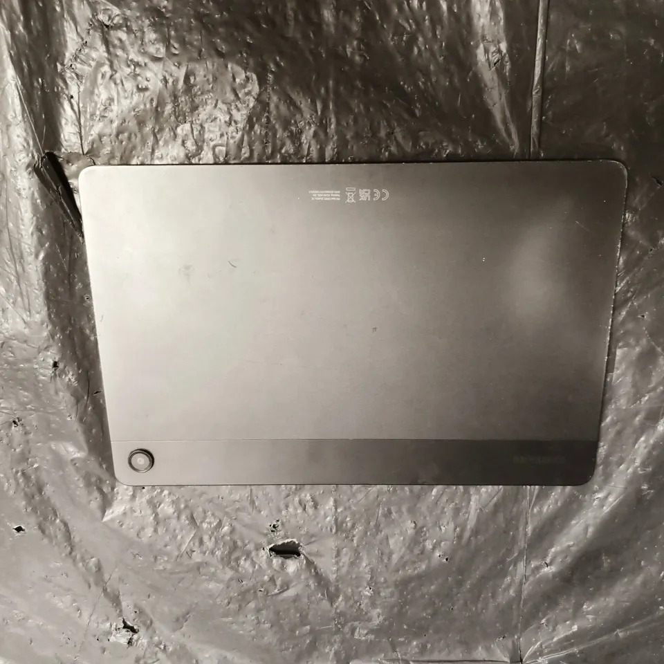 SAMSUNG TABLET DEVICE – SILVER BACK, CRACKED DISPLAY