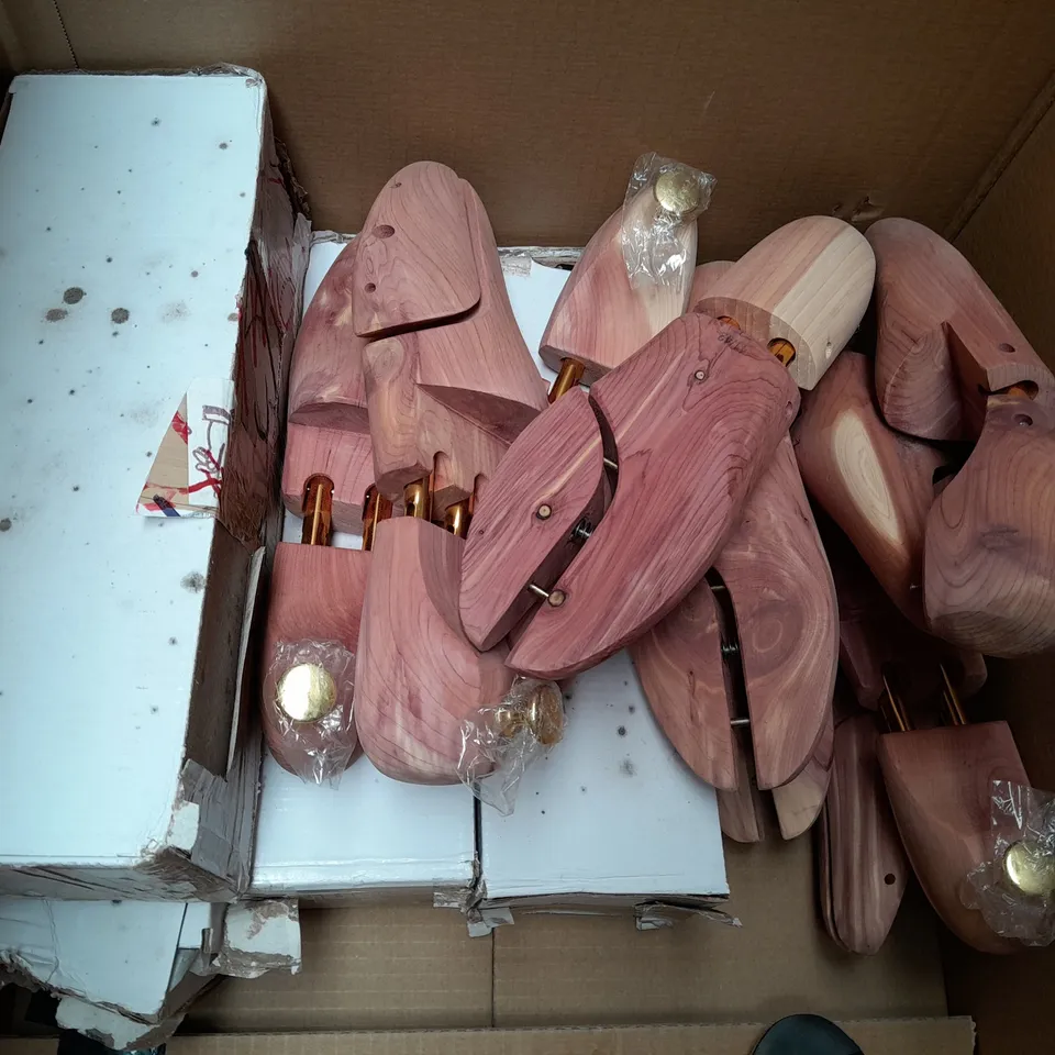 BOX OF APPROXIMATELY 10 ASSORTED PAIRS OF SHOES AND FOOTWEAR ITEMS IN VARIOUS STYLES AND SIZES TO INCLUDE DOLCIS, SPORT, ETC