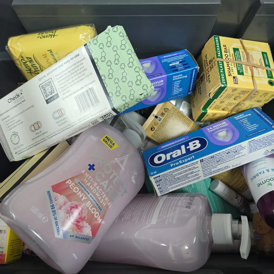 APPROXIMATELY 15 ASSORTED HEALTH & BEAUTY PRODUCTS TO INCLUDE ASTONISH PROTECT + CARE HANDWASH, WELLA PROFESSIONALS GOLDEN GLOSS, MERODA HYDRATING LIP TINT, ETC - COLLECTION ONLY