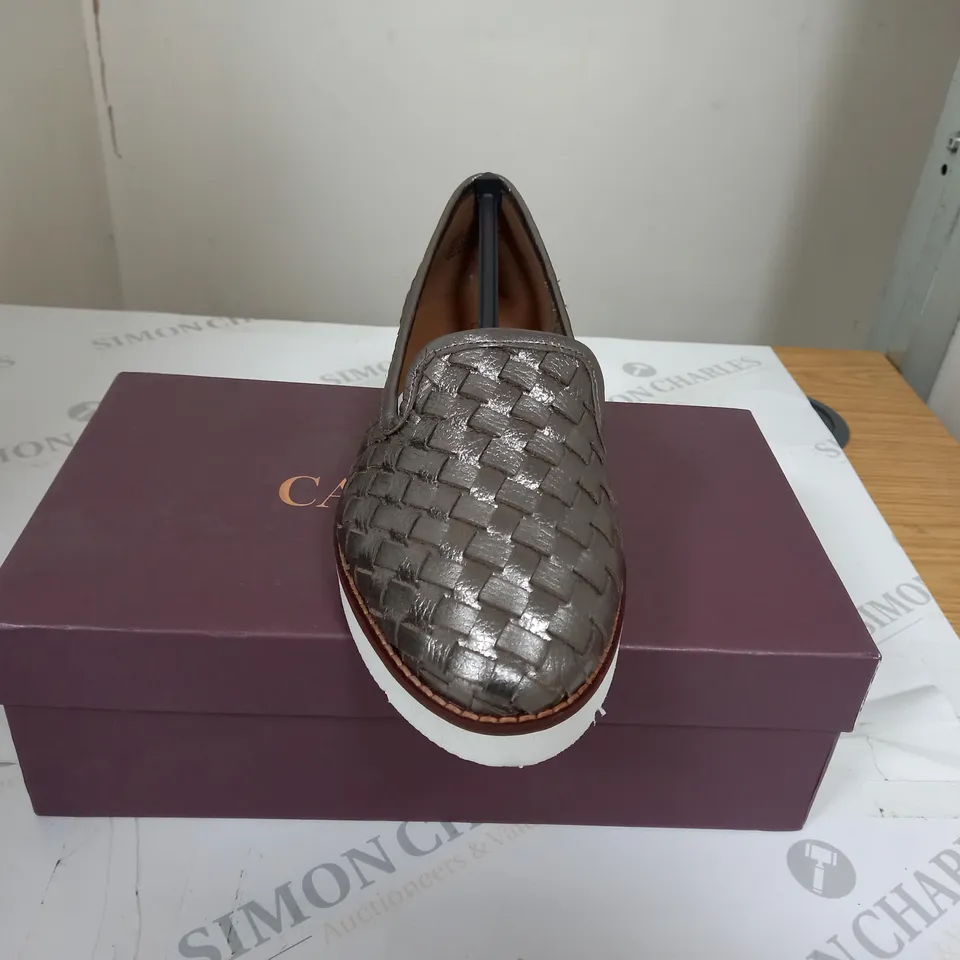 BOXED CARVELA FLAT LEATHER SHOES SIZE 39