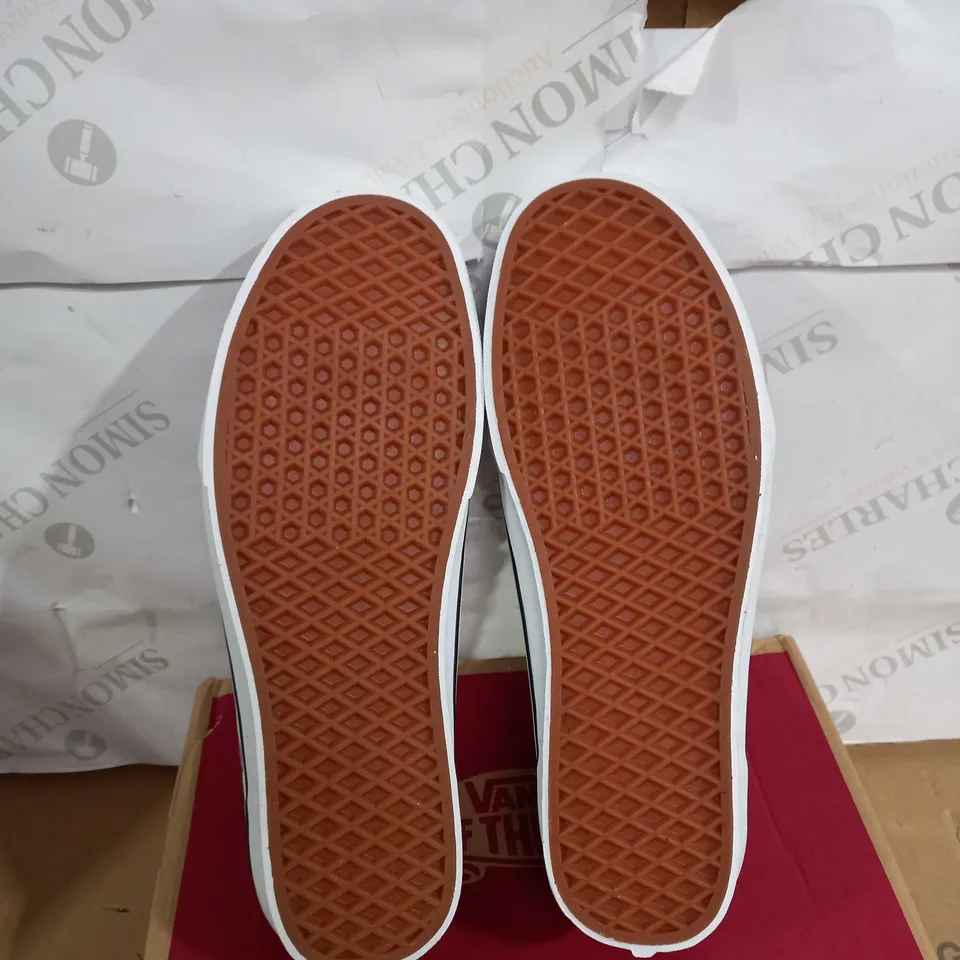 BOXED PAIR VANS WARD CHECKERED IN BLACK/WHITE SIZE 11