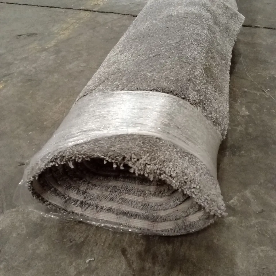 ROLL OF QUALITY CONTENTMENT 95 ROMAN SILVER CARPET // SIZE: 1.9 x 4m