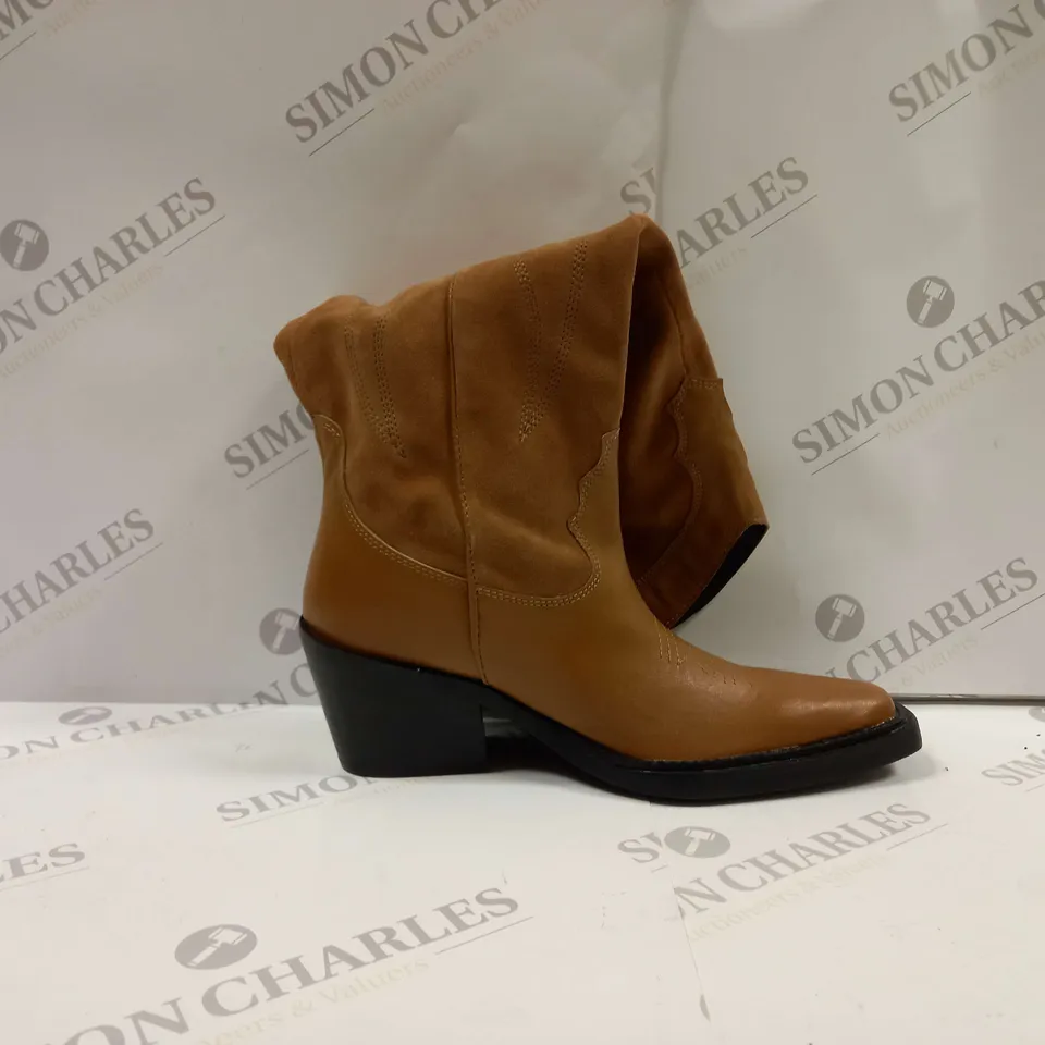 PAIR OF KNEE-HIGH BOOTS UK SIZE 4