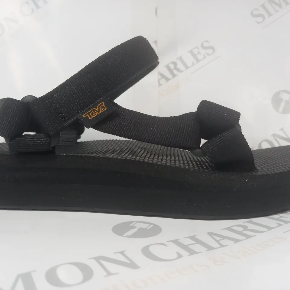 BOXED PAIR OF TEVA OPEN TOE MIDFORM UNIVERSAL SANDALS IN BLACK UK SIZE 5