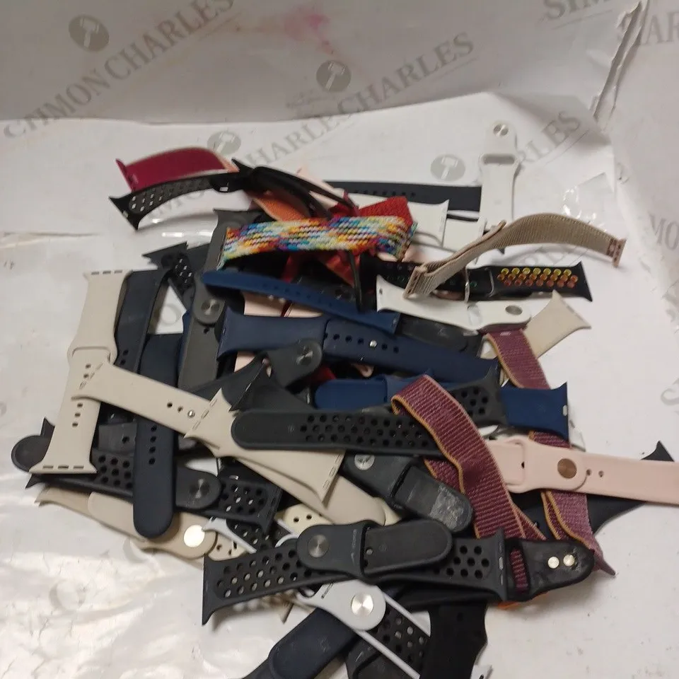 APPROXIMATELY 30 ASSORTED LOOSE SMART WATCH STRAPS IN VARIOUS DESIGNS & SIZES	