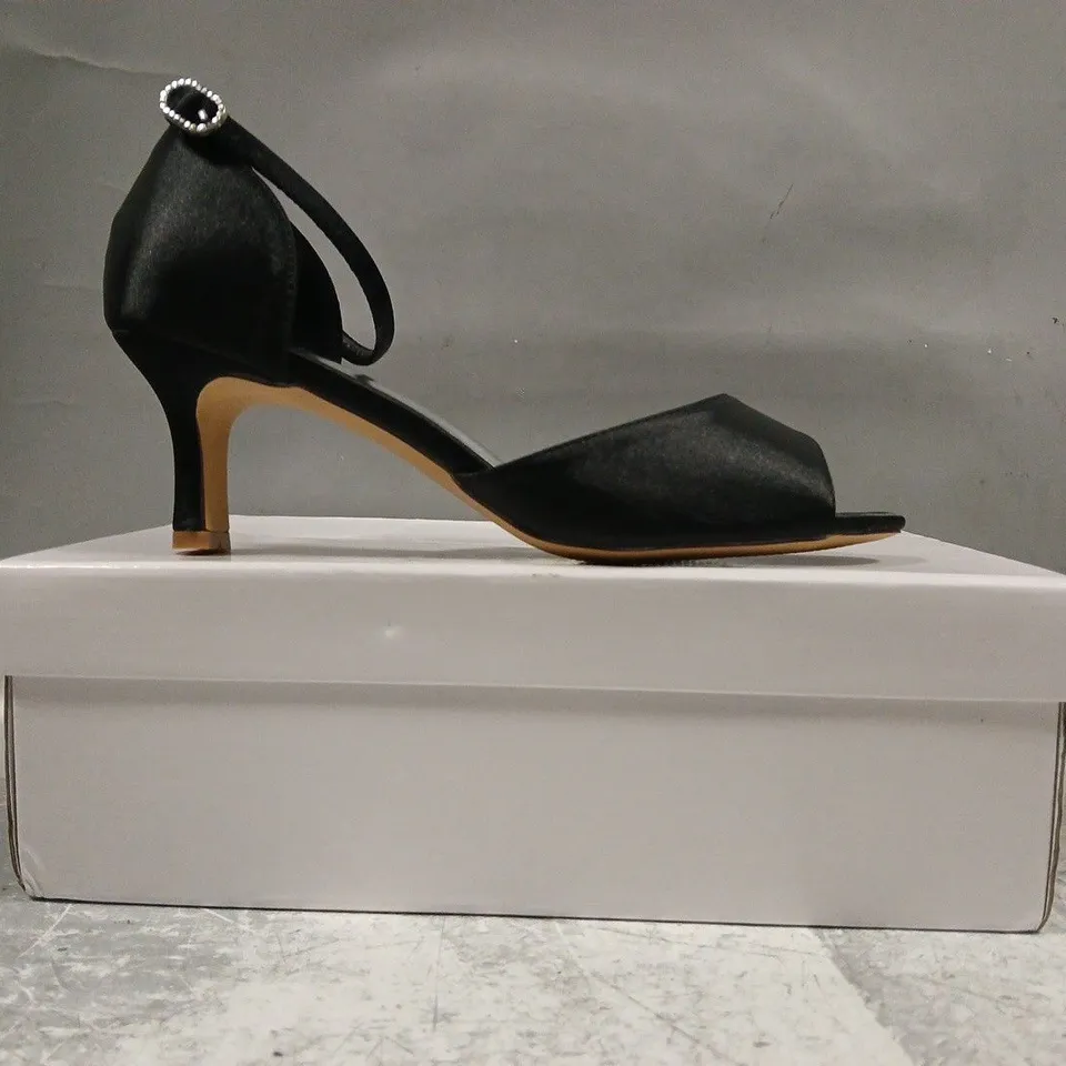 BOXED PAIR OF UNBRANDED OPEN TOE HEELED SANDALS IN BLACK/SILVER SIZE EU 38