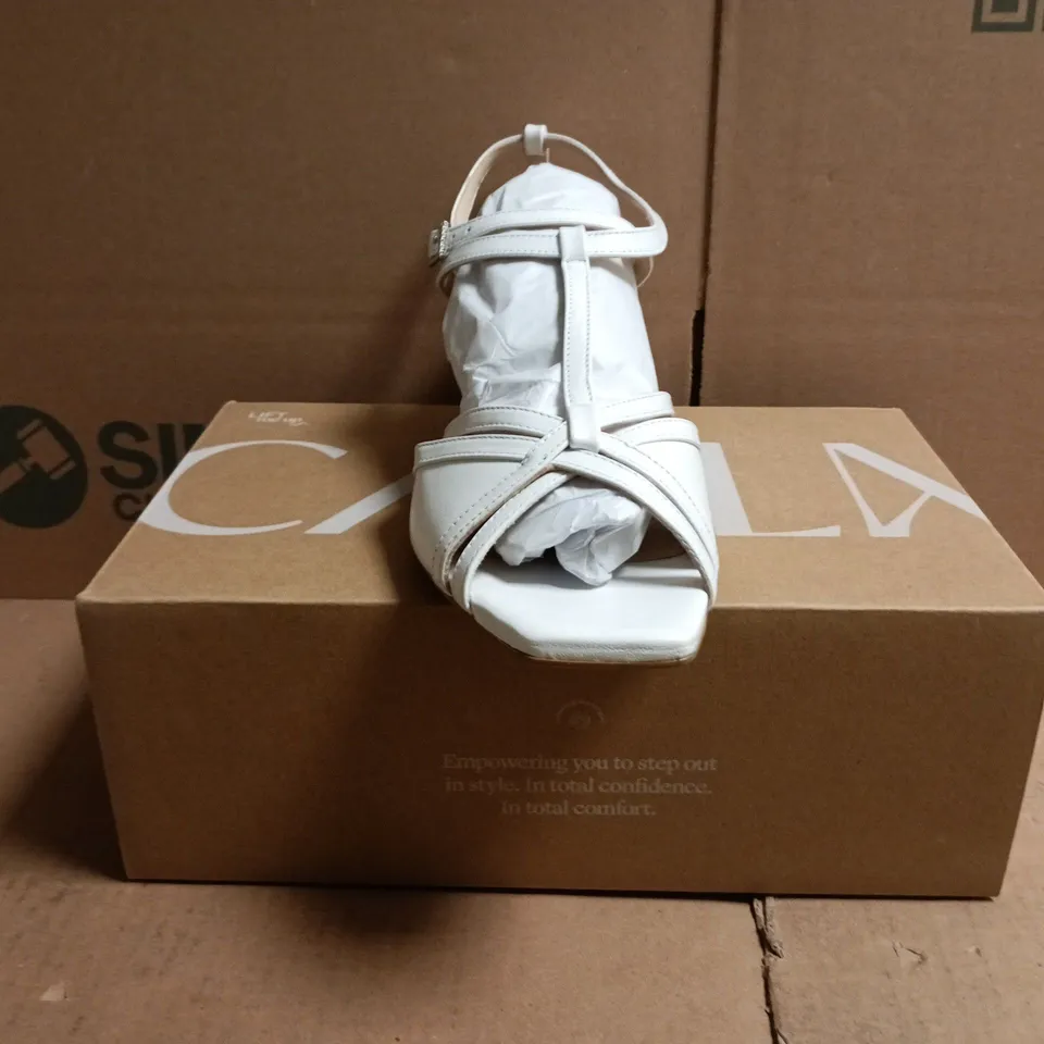BOXED PAIR OF CALLA OPEN TOE LOW HEEL SANDALS IN WHITE SIZE EU 40
